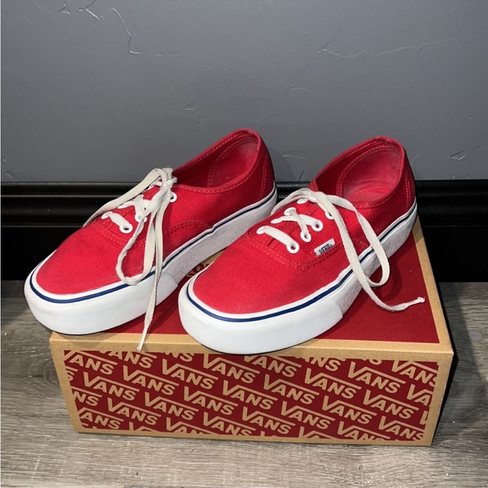 Vans classic red ♥️ platform sneakers in Women’s Size 8 - EUC!